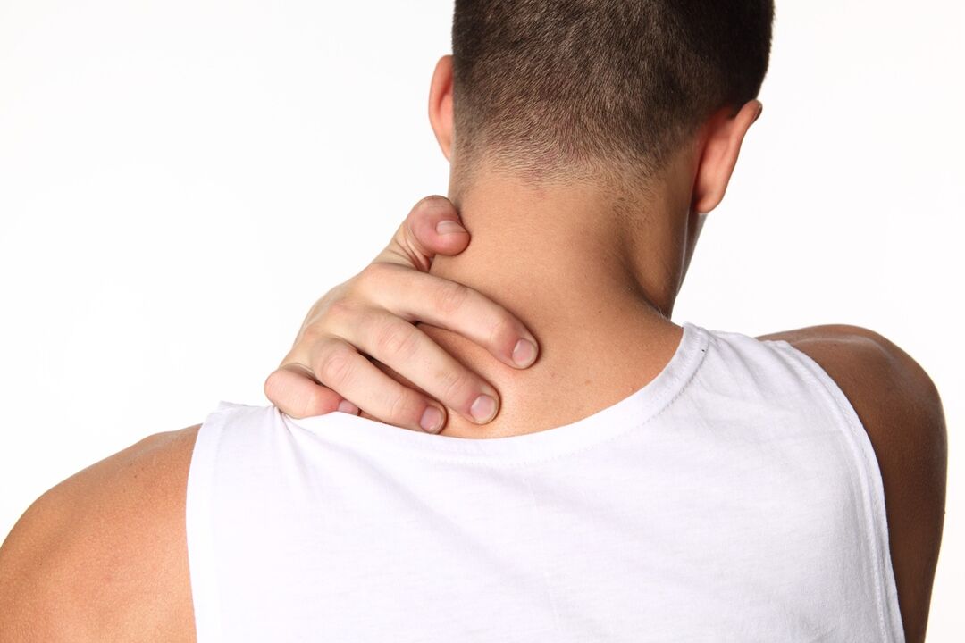 Шейный остеохондроз сопровождается дискомфортом и болью в шее. 